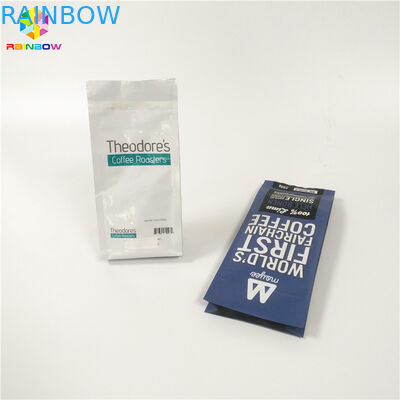 L'imballaggio della polvere dei chicchi di caffè stampato sta sui sacchetti di plastica per l'imballaggio dei fagioli secci