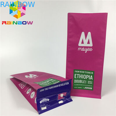 Il sacchetto del di alluminio che imballa, sta sul fondo piatto delle borse di caffè con la valvola