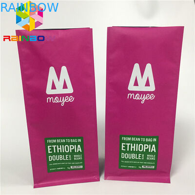 Il sacchetto del di alluminio che imballa, sta sul fondo piatto delle borse di caffè con la valvola