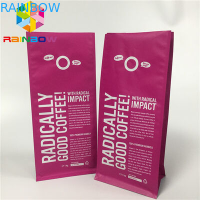 Il sacchetto del di alluminio che imballa, sta sul fondo piatto delle borse di caffè con la valvola