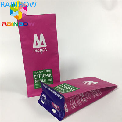 Il sacchetto del di alluminio che imballa, sta sul fondo piatto delle borse di caffè con la valvola