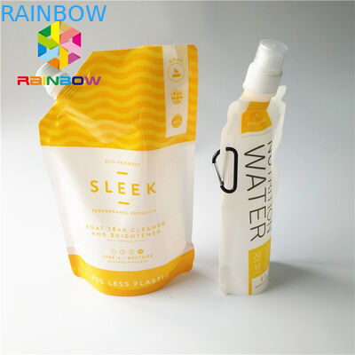 Le borse liquide del becco della bevanda di plastica, bevanda del succo di frutta stanno sui sacchetti con il cappuccio