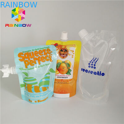 Le borse liquide del becco della bevanda di plastica, bevanda del succo di frutta stanno sui sacchetti con il cappuccio