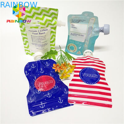 Le borse liquide del becco della bevanda di plastica, bevanda del succo di frutta stanno sui sacchetti con il cappuccio