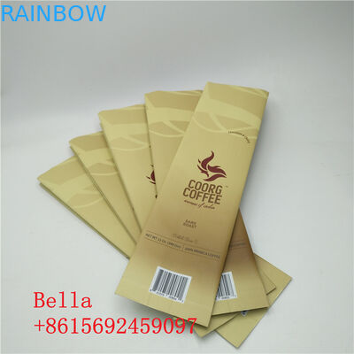 La superficie della metallina sta sui chicchi di caffè della borsa del rinforzo del lato del sacchetto della chiusura lampo che imballano con la valvola