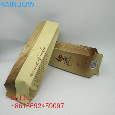 La superficie della metallina sta sui chicchi di caffè della borsa del rinforzo del lato del sacchetto della chiusura lampo che imballano con la valvola