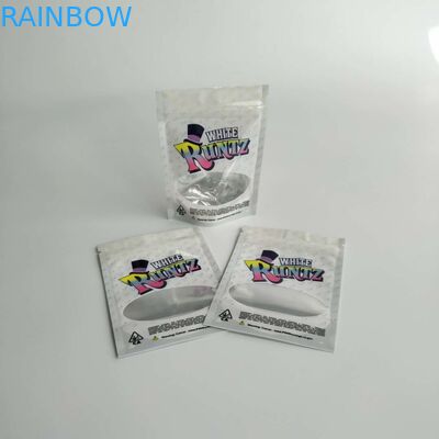 I sacchetti di plastica lucidi di Runtz che imballano la prova dell'odore stanno sulla borsa dei ragazzi della giungla di Runtz