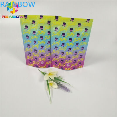 La borsa di Runtz della prova dell'odore dei biscotti a chiusura lampo sta sulla rotocalcografia resistente del bambino dei sacchetti