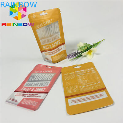 Di plastica riutilizzabili stanno sulle borse Matt del sacchetto della chiusura lampo finito con la chiara finestra anteriore