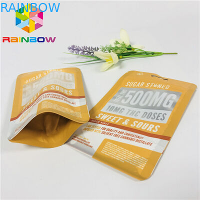 Di plastica riutilizzabili stanno sulle borse Matt del sacchetto della chiusura lampo finito con la chiara finestra anteriore