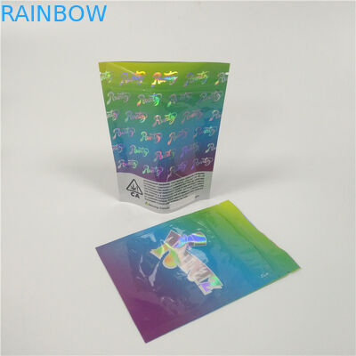 L'imballaggio del sacchetto del foglio di alluminio della prova del bambino sta sulla borsa per marijuana Candy gommoso