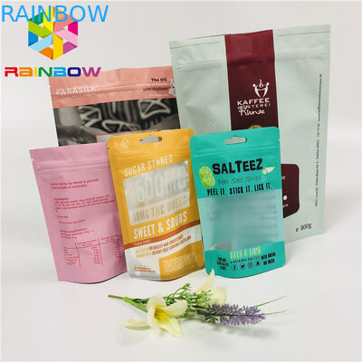 L'imballaggio opaco delle bustine di tè sta sulla borsa del di alluminio con la chiusura lampo/tacca strappante