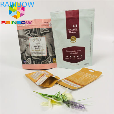 L'imballaggio opaco delle bustine di tè sta sulla borsa del di alluminio con la chiusura lampo/tacca strappante