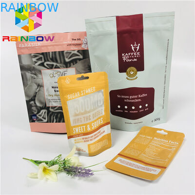 L'imballaggio opaco delle bustine di tè sta sulla borsa del di alluminio con la chiusura lampo/tacca strappante