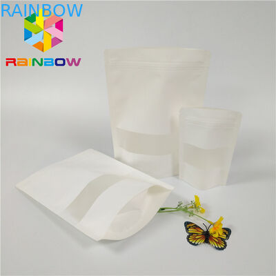 I sacchetti di plastica bianchi di Matt che imballano la poli serratura dello zip di Doypack stanno sulla finestra di rettangolo del sacchetto