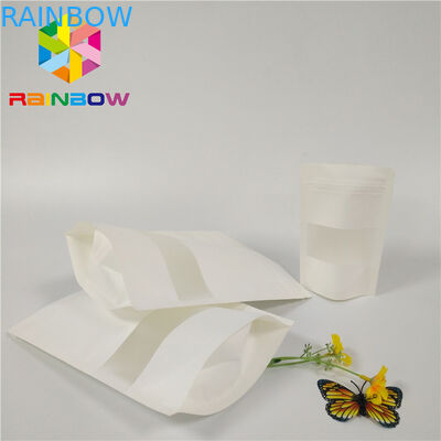 I sacchetti di plastica bianchi di Matt che imballano la poli serratura dello zip di Doypack stanno sulla finestra di rettangolo del sacchetto