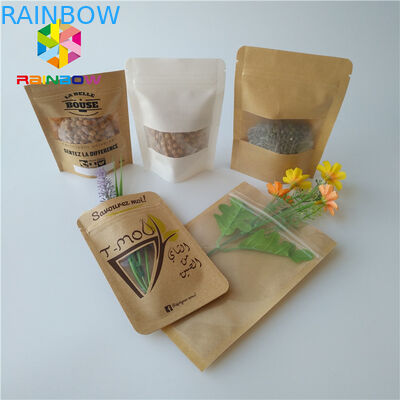 I sacchetti di plastica bianchi di Matt che imballano la poli serratura dello zip di Doypack stanno sulla finestra di rettangolo del sacchetto