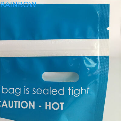 Le borse del rinforzo del fondo del vapore di microonda lucide stanno sul sacchetto di plastica della storta dello sterilizzatore