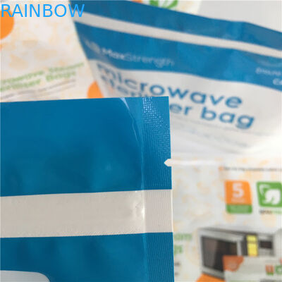 La cottura a microonde del forno sta sul sacchetto della chiusura lampo per l'imballaggio organico liquido della minestra