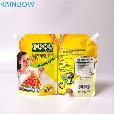 La bevanda di plastica sta sulla borsa gettata bevanda riutilizzabile del succo di frutta dei sacchetti con il cappuccio