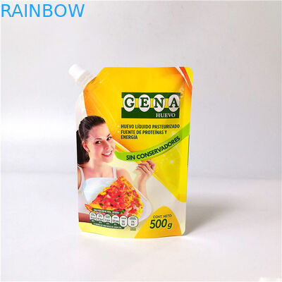 La bevanda di plastica sta sulla borsa gettata bevanda riutilizzabile del succo di frutta dei sacchetti con il cappuccio