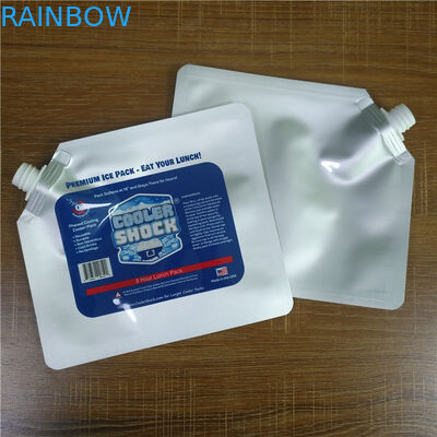 La bevanda riutilizzabile sta sulle borse biodegradabili della spezia del pacchetto dell'alimento del sacchetto della chiusura lampo con il becco