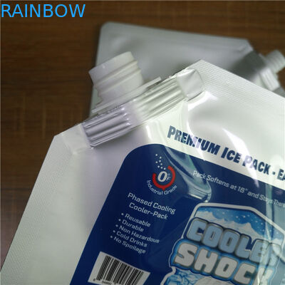 La bevanda riutilizzabile sta sulle borse biodegradabili della spezia del pacchetto dell'alimento del sacchetto della chiusura lampo con il becco