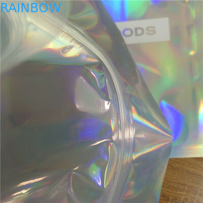 L'imballaggio della biancheria intima dei vestiti sta sulla chiusura lampo olografica di scintillio iridescente delle borse del sacchetto della chiusura lampo