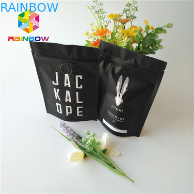 Il sacchetto metallico nero opaco della stagnola sta su 2 borse di caffè di Oz con la chiusura lampo/valvola