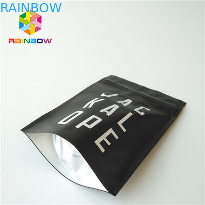 Il sacchetto metallico nero opaco della stagnola sta su 2 borse di caffè di Oz con la chiusura lampo/valvola