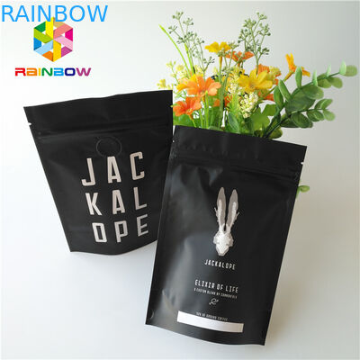 Il sacchetto metallico nero opaco della stagnola sta su 2 borse di caffè di Oz con la chiusura lampo/valvola