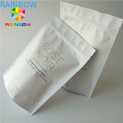 Di plastica bianchi stanno sul corpo sfregano la borsa d'imballaggio cosmetica per sale marino che bagna la cura di pelle