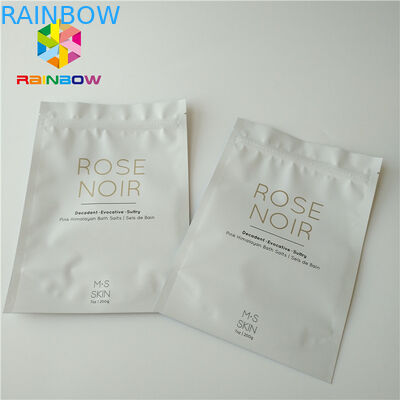 Di plastica bianchi stanno sul corpo sfregano la borsa d'imballaggio cosmetica per sale marino che bagna la cura di pelle