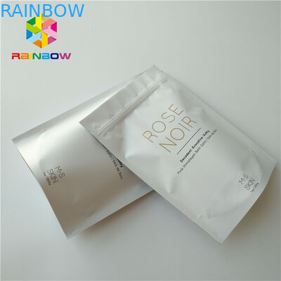 Di plastica bianchi stanno sul corpo sfregano la borsa d'imballaggio cosmetica per sale marino che bagna la cura di pelle