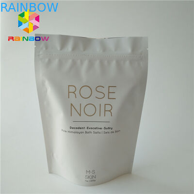 Di plastica bianchi stanno sul corpo sfregano la borsa d'imballaggio cosmetica per sale marino che bagna la cura di pelle