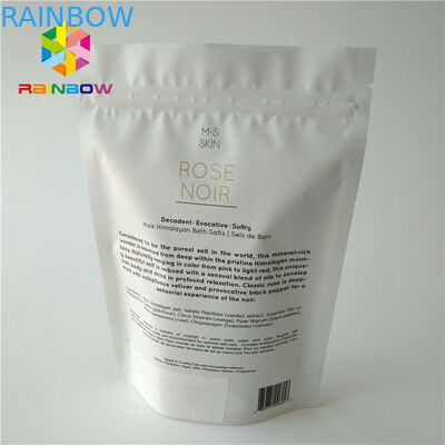 Di plastica bianchi stanno sul corpo sfregano la borsa d'imballaggio cosmetica per sale marino che bagna la cura di pelle