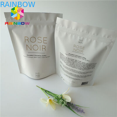 La stagnola stampata chiusura lampo sta sull'ente d'imballaggio cosmetico della noce di cocco/caffè della borsa sfrega