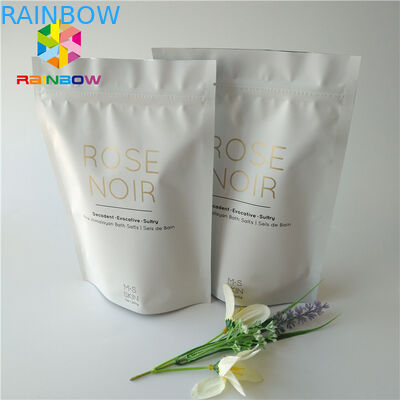 La stagnola stampata chiusura lampo sta sull'ente d'imballaggio cosmetico della noce di cocco/caffè della borsa sfrega