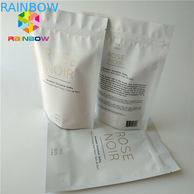 La stagnola stampata chiusura lampo sta sull'ente d'imballaggio cosmetico della noce di cocco/caffè della borsa sfrega