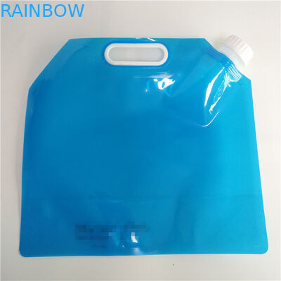 Le borse liquide all'aperto di stoccaggio, acqua potabile stanno sul sacchetto del becco con la maniglia