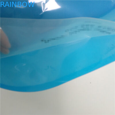 Le borse liquide all'aperto di stoccaggio, acqua potabile stanno sul sacchetto del becco con la maniglia