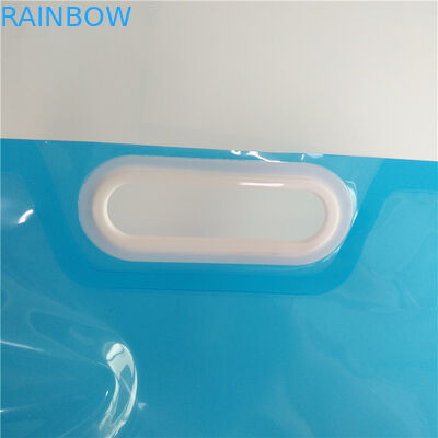 Le borse liquide all'aperto di stoccaggio, acqua potabile stanno sul sacchetto del becco con la maniglia