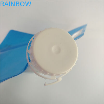 Le borse liquide all'aperto di stoccaggio, acqua potabile stanno sul sacchetto del becco con la maniglia