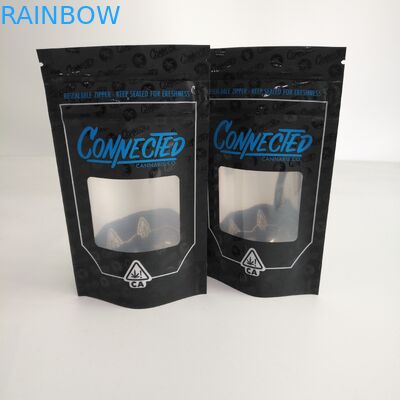 La chiusura lampo risigillabile della prova dell'odore sta sul sacchetto della chiusura lampo con l'alluminio della finestra dentro