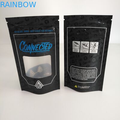 La chiusura lampo risigillabile della prova dell'odore sta sul sacchetto della chiusura lampo con l'alluminio della finestra dentro