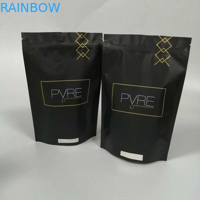 Le borse dell'erbaccia stanno sui ragazzi della giungla del sacchetto una parte anteriore della radura della libbra per la polvere della foglia del tabacco