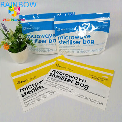 Lo sterilizzatore di plastica di microonda sta sulle borse del sacchetto della chiusura lampo per l'alimentatore/bottiglia del bambino