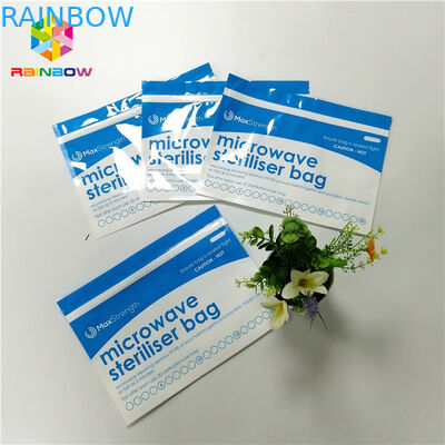 Lo sterilizzatore di plastica di microonda sta sulle borse del sacchetto della chiusura lampo per l'alimentatore/bottiglia del bambino