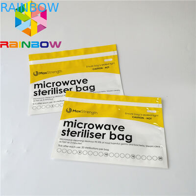 Gli alimenti per bambini stanno sulle borse del sacchetto della chiusura lampo stanno sul tipo dello sterilizzatore del vapore di microonda