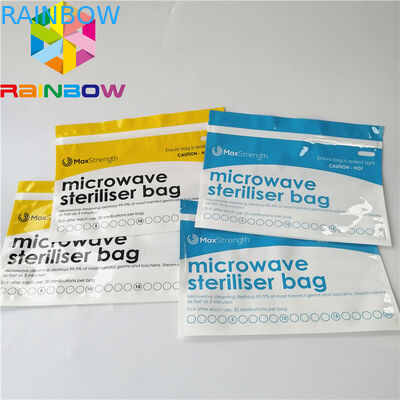 Gli alimenti per bambini stanno sulle borse del sacchetto della chiusura lampo stanno sul tipo dello sterilizzatore del vapore di microonda